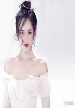 唐嫣丸子头俏皮活泼黑色礼服裙妩媚迷人写真