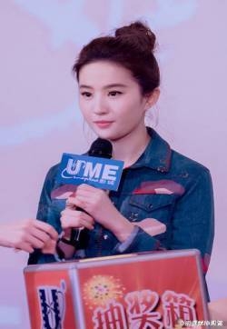 刘亦菲可爱俏皮丸子头抓拍图片