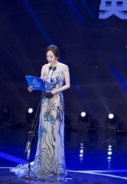 杨幂优雅礼服亮相中英电影节性感迷人图片