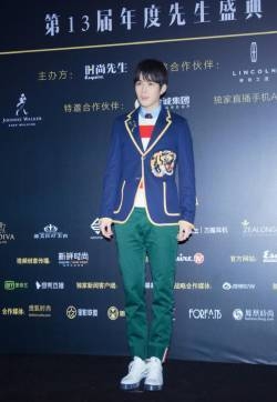 陈学冬演绎温暖学院风帅气时尚写真图片