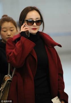 杨幂身穿酒红色呢子大衣性感时尚街拍图片