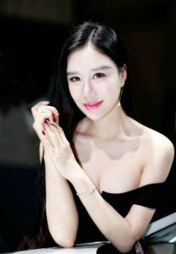 性感妖艳美女露香肩锁骨秀雪白胸脯写真