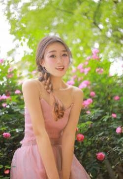 清纯大眼漂亮美女清新唯美花丛写真图片