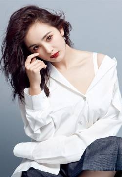 杨幂时尚杂志香肩红唇性感图片