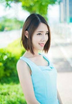 清纯美女短发夏日阳光清新室外写真