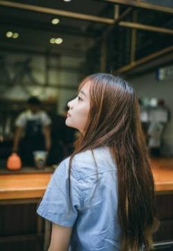 清纯甜美女生居家唯美写真图片