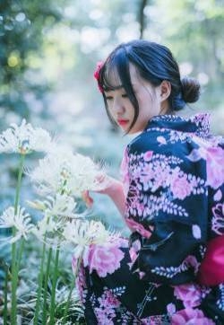 白嫩和服美女花丛中治愈系温馨写真