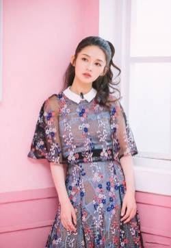 李沁写真图片：丸子头少女甜美古怪惹人爱