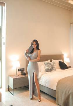 深夜酒店内吊带高叉裙美女模特孙允珠胸写真 ​​​