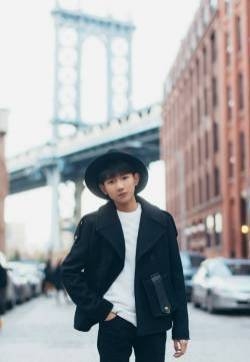 TFBOYS王源纽约时尚街拍写真图片