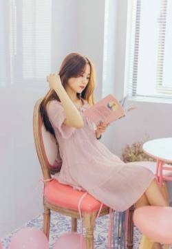 清新素净黄头发萌妹子居家粉嫩阳光俏皮唯美写真图片