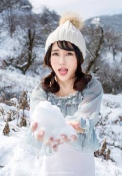 雪地里的性感美女透视装诱惑撩人艺术写真图片