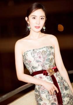 杨幂抹胸礼服性感唯美图片