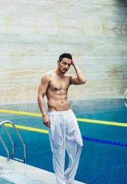 杨烁泳池写真图片