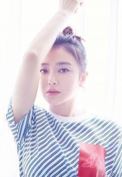 秦岚白裙亮相青春活动图片