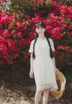 麻花辫少女清新甜美夏日花园写真图片