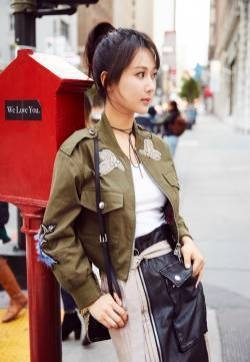 杨紫街拍图片：街头潮girl 活力十足