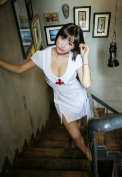 嫩模麦苹果红白相间学生服秀白色丁字裤撩人诱惑写真图片