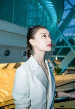 倪妮干练西装图片：化身白色小仙女