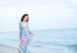 王鸥夏日清凉海边写真图片