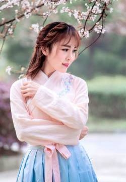 花树下的汉服美女清纯靓丽如花似玉写真图片