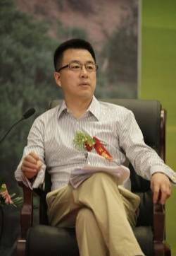 主持人纳森乌日塔图片  央视主持人图片