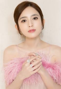 古力娜扎粉嫩可爱露肩装性感写真图片