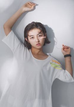 张子枫白色睡裙可爱写真图片