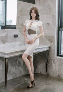 高挑骨感美女胸器逼人香艳风情私房写真