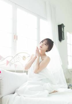 清纯美女靓丽婚纱养眼写真