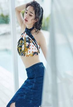 杨幂最新杂志写真图片：清纯又性感
