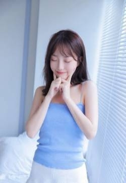 仙女美少女可爱清新蓝色背心俏皮写真图片