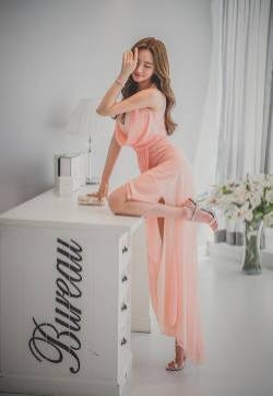 薄纱长裙诱惑靓丽模特李妍静气质写真图片
