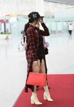 杨幂修长美腿机场性感写真