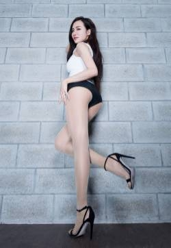 台湾长腿美女模特浑圆诱惑美腿写真