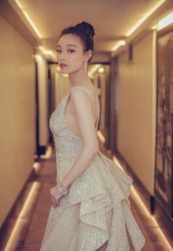 倪妮深v低胸装礼服性感图片