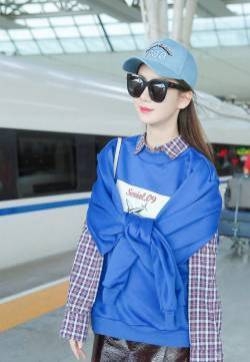 戚薇解锁衣服新穿法俏皮写真图片