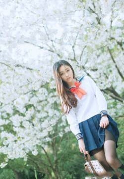 羞涩可爱学生妹户外田园小清新写真