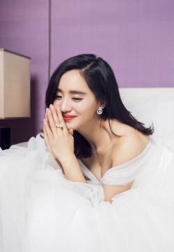 王智白色西式婚纱写真 身材曼妙气质迷人
