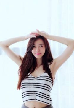 周韦彤背心深V性感写真
