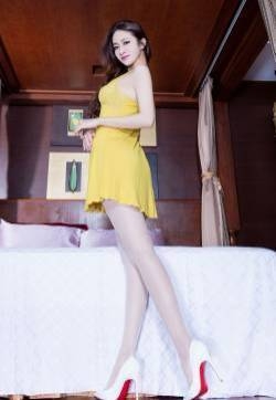 靓丽的睡衣诱人丝袜美腿美女性感图片