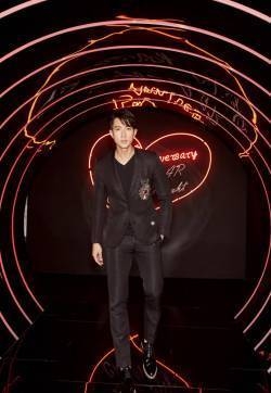 吴尊魅力时尚黑色西装写真