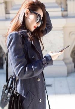 戚薇墨镜风衣性感街拍写真