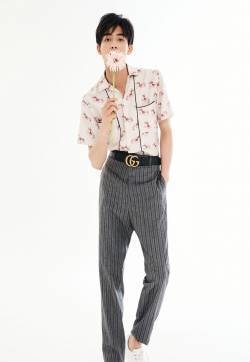 宋威龙大长腿帅气写真高清图片