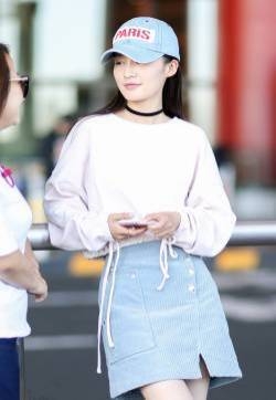 李沁牵手助理现身机场图片