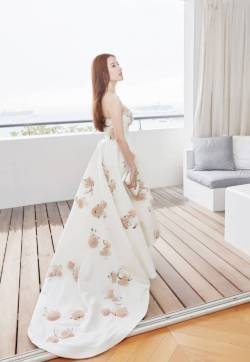 刘亦菲抹胸长裙甜美仙气写真