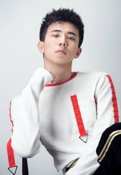 李川时尚潮流套头衫写真  随性帅气