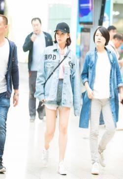 袁姗姗牛仔外套短裤时髦写真