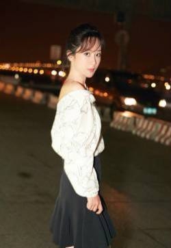 杨紫轻熟少女风街拍写真图片