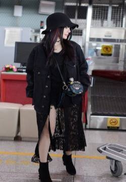 李小璐性感拉风时装机场迷人图片